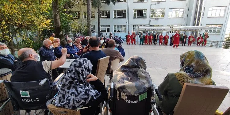 Bursa’da felç hastalarına moral konseri