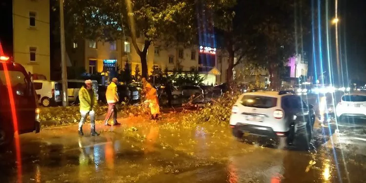 Bursa’da sağanak ve dolu yağışı hayatı felç etti