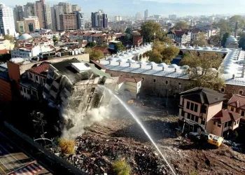 Bursa’da hanlar bölgesinde bir bina daha yıkıldı
