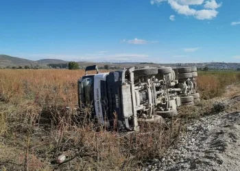 Bursa’da beton mikseri tarlaya devrildi