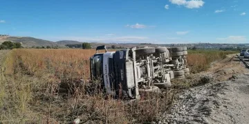 Bursa’da beton mikseri tarlaya devrildi