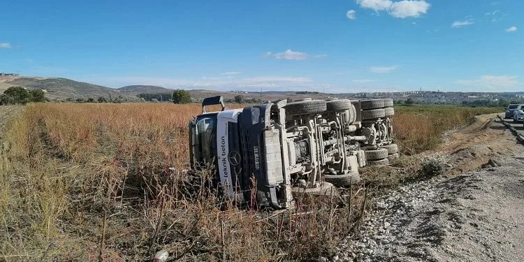 Bursa’da beton mikseri tarlaya devrildi