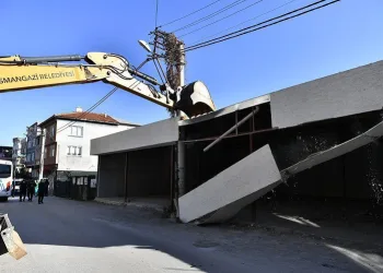 Bursa’da elektrik direğini içine alan kaçak yapı yıkıldı