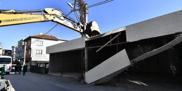 Bursa’da elektrik direğini içine alan kaçak yapı yıkıldı
