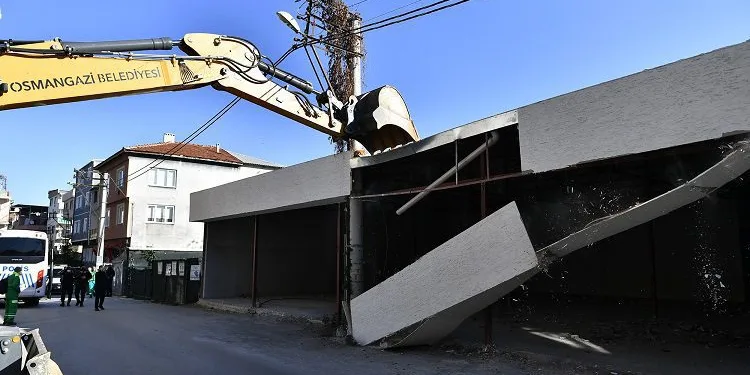 Bursa’da elektrik direğini içine alan kaçak yapı yıkıldı
