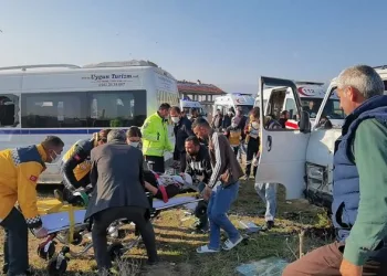 Bursa’da minibüsler çarpıştı: 2’si ağır, 17 yaralı
