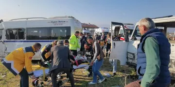 Bursa’da minibüsler çarpıştı: 2’si ağır, 17 yaralı