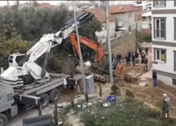 Bursa’da çalışma yapan kepçe kazdığı kuyuya düştü