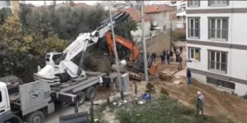 Bursa’da çalışma yapan kepçe kazdığı kuyuya düştü