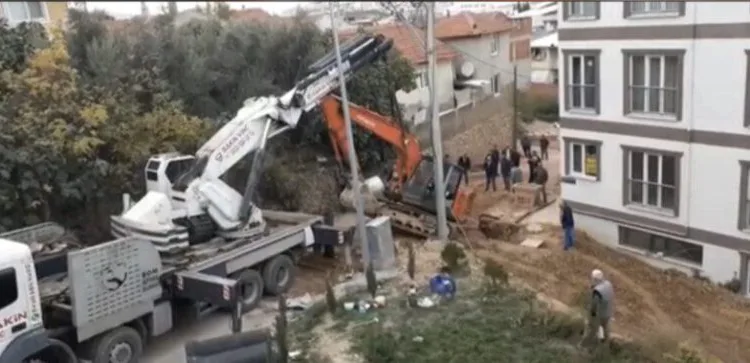 Bursa’da çalışma yapan kepçe kazdığı kuyuya düştü