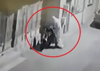 Bursa’da hırsız tanınmamak için çarşafa büründü