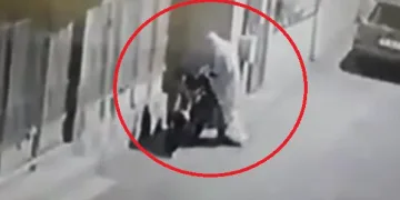 Bursa’da hırsız tanınmamak için çarşafa büründü