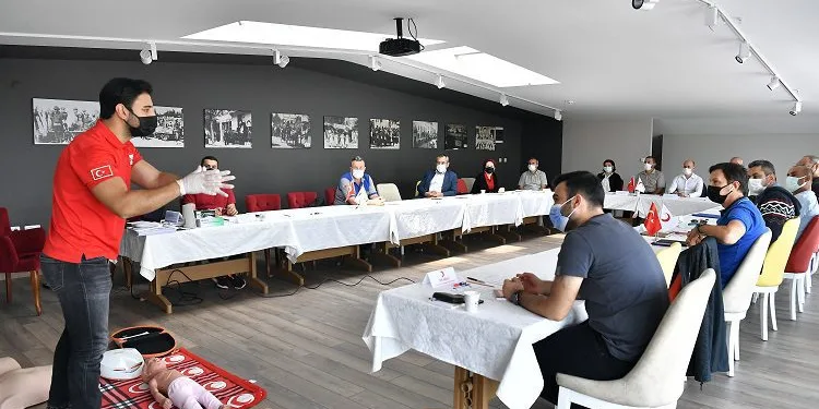 Osmangazi personeline Kızılay’dan ilk yardım sertifikası