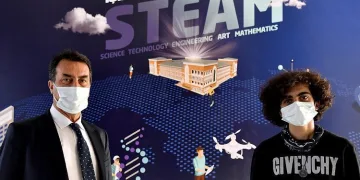 Başkan Dündar, Teknofest birincisi öğrenciyi ödüllendirdi