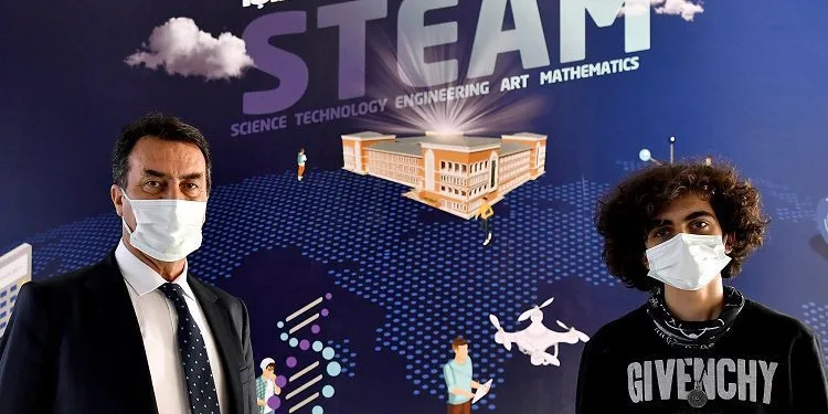 Başkan Dündar, Teknofest birincisi öğrenciyi ödüllendirdi
