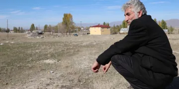 Dolandırıcılar yüzünden köyüne gidemiyor