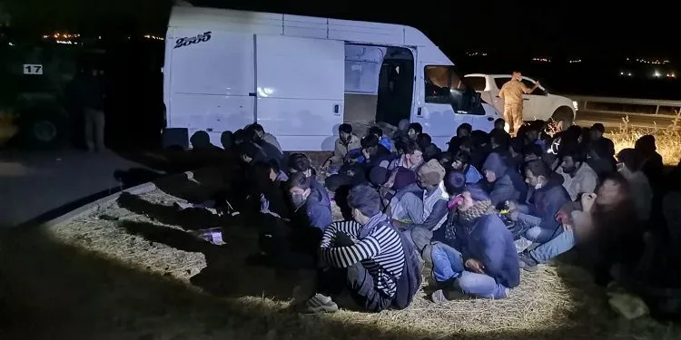 Durdurulan minibüsten 60 Afgan göçmen çıktı
