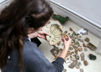Bursa’da kazı alanında bulunan parçalar özenle birleştiriliyor