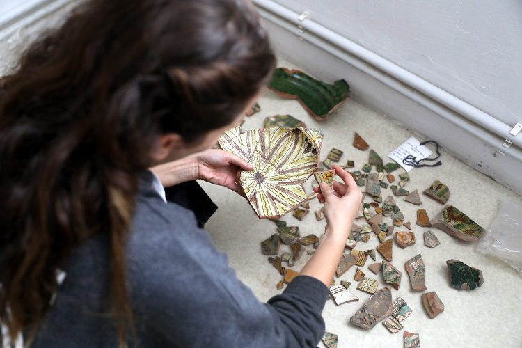 Bursa'da kazı alanında bulunan parçalar özenle birleştiriliyor