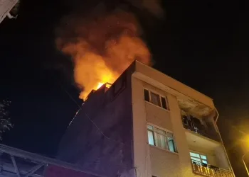 Bursa’da 3 katlı apartmanın çatı katında yangın