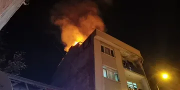 Bursa’da 3 katlı apartmanın çatı katında yangın