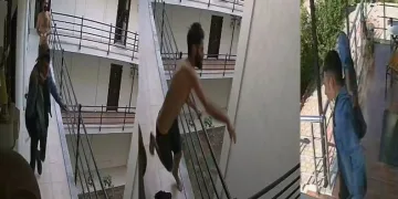 Fırlattığı bıçak isabet etmeyince, sırtına sapladı