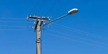 Elektrik direğine idrarını yaparken akıma kapılarak öldü