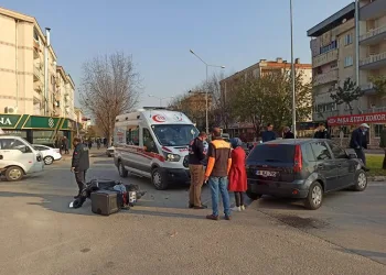 Bursa’da yan yana giden 2 motosiklete birden çarptı