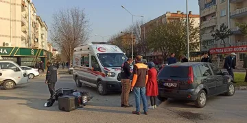 Bursa’da yan yana giden 2 motosiklete birden çarptı