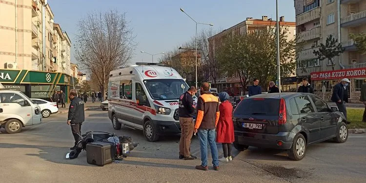 Bursa’da yan yana giden 2 motosiklete birden çarptı
