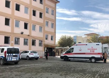 55 lise öğrencisi hastanelik oldu