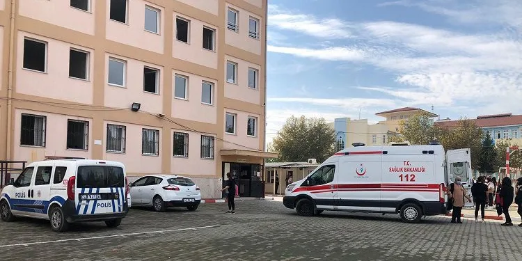 55 lise öğrencisi hastanelik oldu