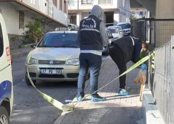 Sokak ortasında karısını bıçaklayarak öldürdü