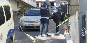 Sokak ortasında karısını bıçaklayarak öldürdü