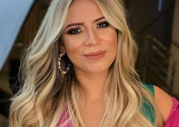 Ünlü şarkıcı uçak kazasında öldü