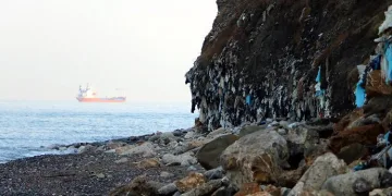 Kıyıdaki tıbbi atıklar denize sürükleniyor