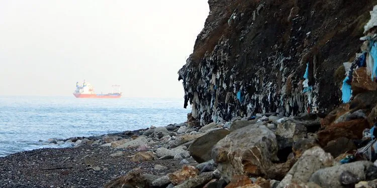 Kıyıdaki tıbbi atıklar denize sürükleniyor