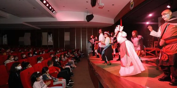 İnegöl Belediyesi çocuk tiyatro günleri başladı