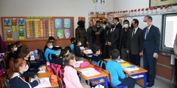 Bursa İnegöl Belediyesi öğrencileri kitapla buluşturuyor