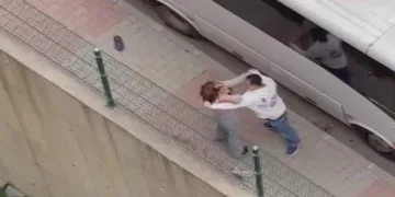 Sokak ortasında kadına şiddet