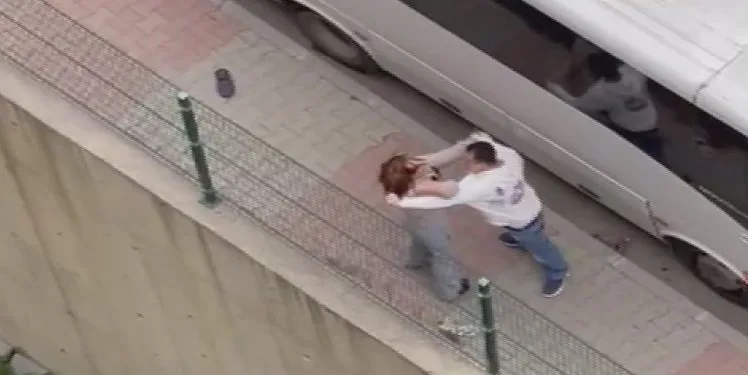 Sokak ortasında kadına şiddet
