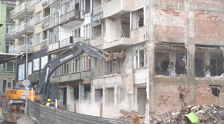 Tarihi hanlar bölgesinde bir bina daha yıkıldı
