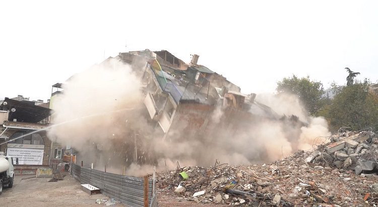 Tarihi hanlar bölgesinde bir bina daha yıkıldı