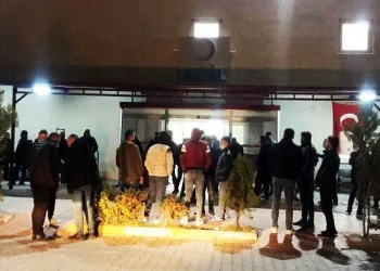 Yan baktın kavgasında tarafları ayırırken öldürüldü