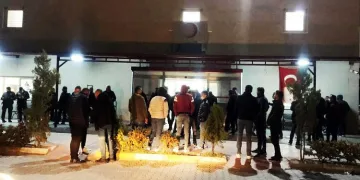 Yan baktın kavgasında tarafları ayırırken öldürüldü