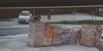 Hatalı dönüş yapan otomobille motosiklet çarpıştı
