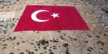 22 dönüm üzerine dev Türk bayrağı