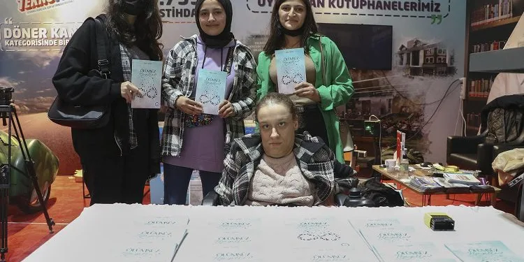Bursa’da burnuyla yazdığı kitabı, okurları için imzaladı