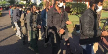 Uçağın önüne atlamışlardı! Sınır dışı edildiler
