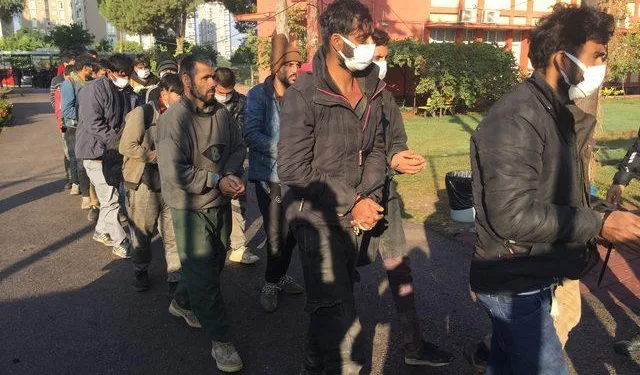 Uçağın önüne atlamışlardı! Sınır dışı edildiler